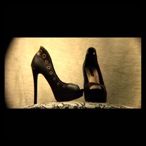 Gorgeous peep hole & eyelet black and brass heels